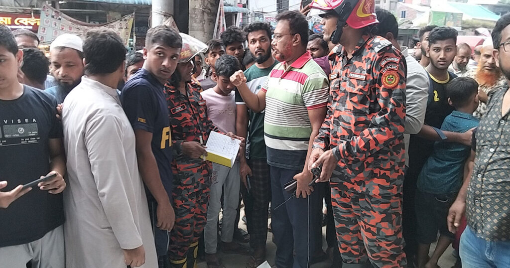 মুন্সীগঞ্জে সেপটিক ট্যাংক পরিষ্কার করতে গিয়ে ৩ শ্রমিকের মৃত্যু মুন্সীগঞ্জে সেপটিক ট্যাংক পরিষ্কার করতে গিয়ে ৩ শ্রমিকের মৃত্যু