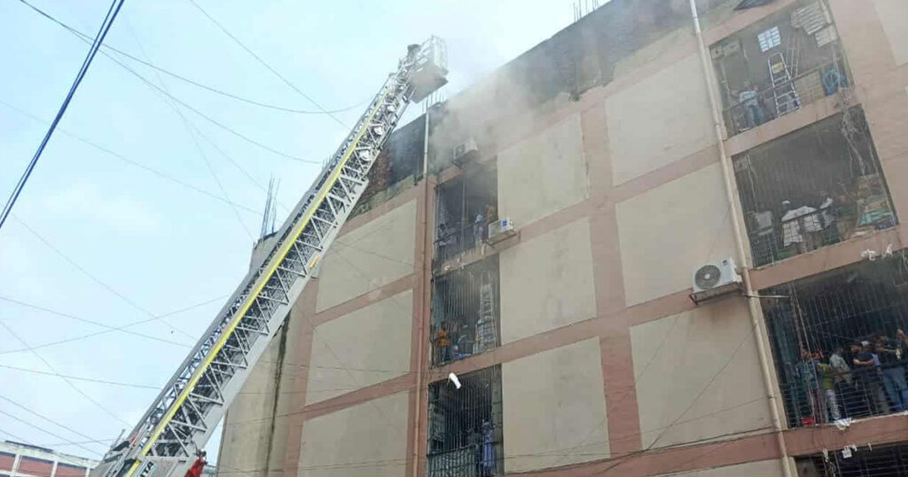 সুন্দরবন স্কয়ার মার্কেটের আগুন নিয়ন্ত্রণে সুন্দরবন স্কয়ার মার্কেটের আগুন নিয়ন্ত্রণে