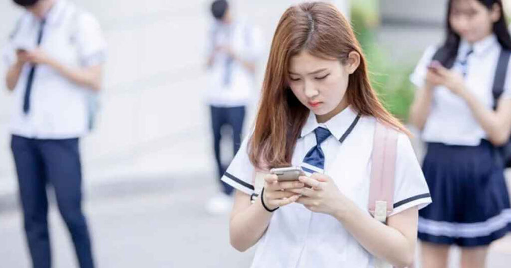 স্কুলে স্মার্টফোন নিষিদ্ধ করল দক্ষিণ কোরিয়া