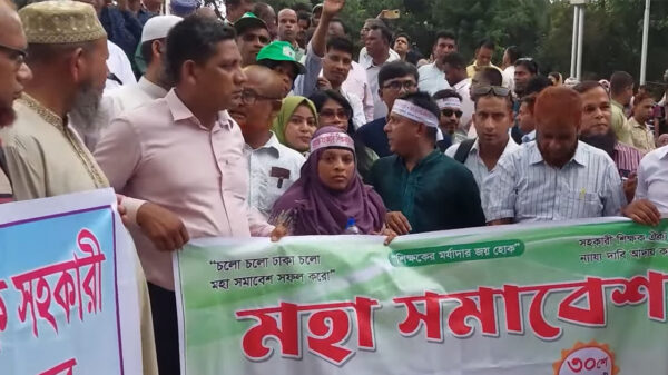 ৩ দাবিতে প্রাথমিক শিক্ষকদের মহাসমাবেশ চলছে