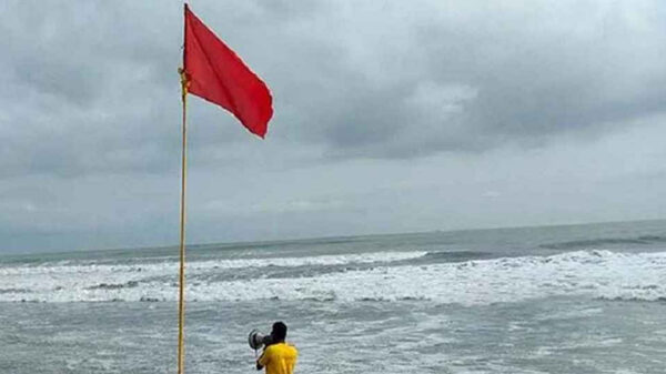 চার সমুদ্র বন্দরে ৩ নম্বর সতর্ক সংকেত