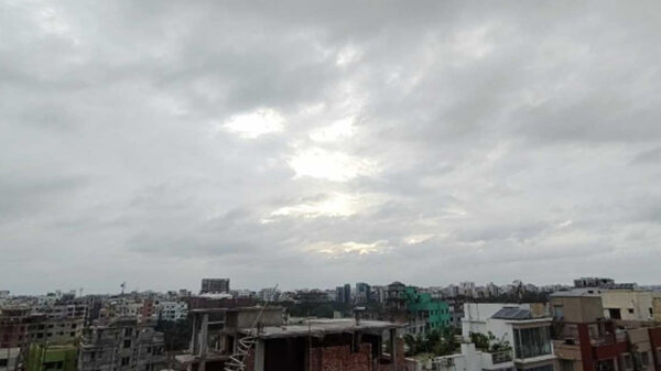 ঢাকায় হালকা বৃষ্টির সম্ভাবনা, তবে কমছে না গরম