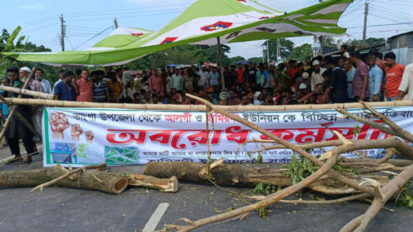 ঢাকার সঙ্গে দক্ষিণবঙ্গের ২১ জেলার সড়ক যোগাযোগ বন্ধ