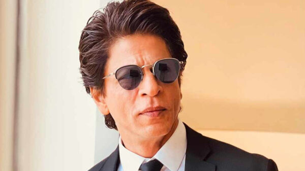 বন্যার্তদের পাশে দাঁড়ালেন শাহরুখ