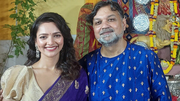 বান্ধবীকে সাথে নিয়ে পূজা মন্ডপে ঘুরছেন সৃজিত