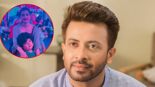 মা-ছেলের খুনসুটি, ভিডিও করলেন শাকিব