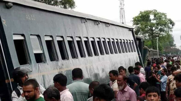 রংপুরে পদ্মরাগের ৬ বগি লাইনচ্যুত, ট্রেন চলাচল বন্ধ