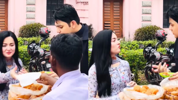 রাফসানের সঙ্গে ফুসকা খাচ্ছেন হানিয়া আমির