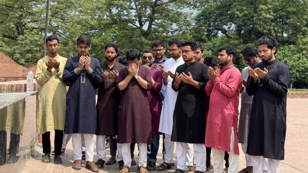 রায়েরবাজারে ৭১’র শহীদদের প্রতি শ্রদ্ধা জ্ঞাপন ডাকসু নেতাদের