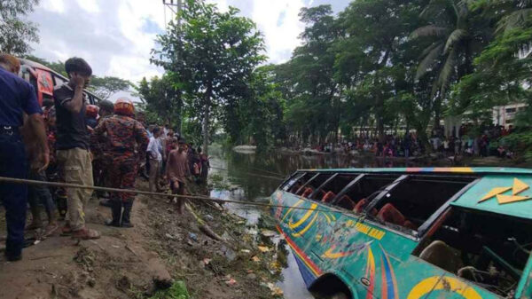 লক্ষ্মীপুরে নিয়ন্ত্রণ হারিয়ে বাস খালে, নিহত ২