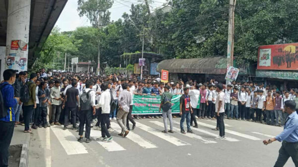 সাতরাস্তা মোড়ে কারিগরি শিক্ষার্থীদের সড়ক অবরোধ