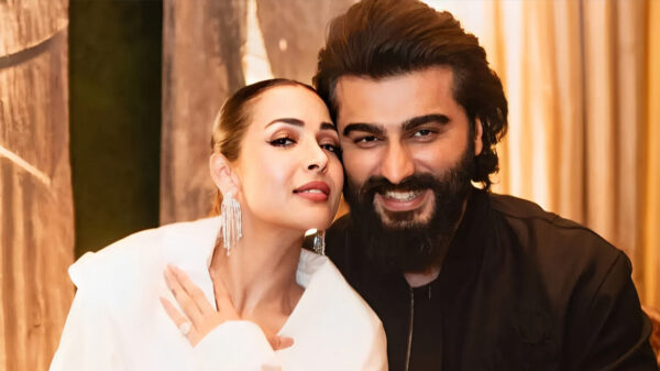 সিনেমার প্রচারে গিয়ে প্রাক্তনকে জড়িয়ে ধরলেন মালাইকা