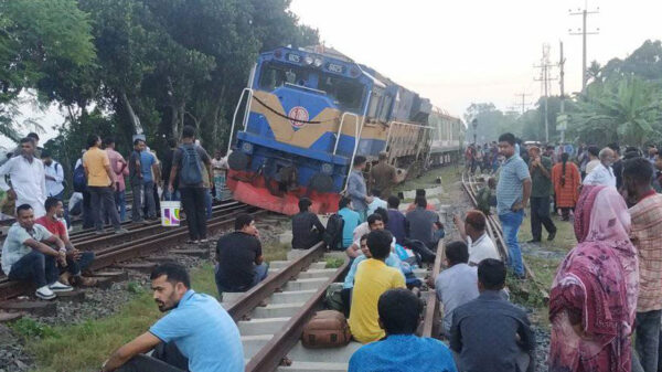 সীতাকুণ্ডে অটোরিকশায় ট্রেনের ধাক্কা, মা-মেয়ে নিহত
