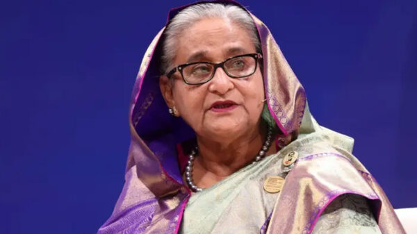 হাসিনাসহ ৩০ জনের পরোয়ানা পাঠানো হলো বাহিনী প্রধানদের কাছে