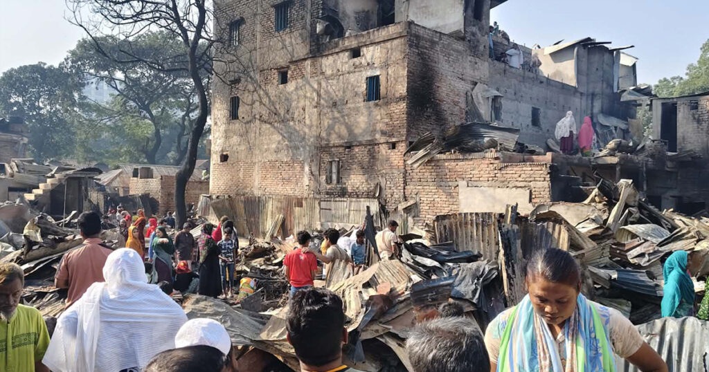 আগুনে ক্ষয়ক্ষতি দেখতে উৎসুক জনতার ভিড়