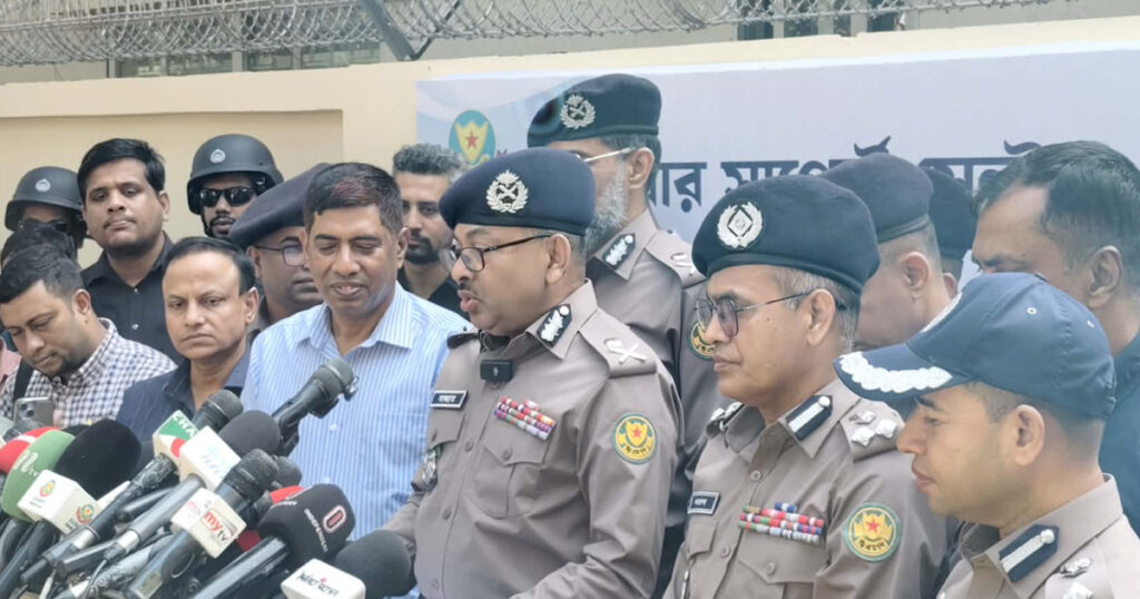 আমার অফিসারদের সঙ্গে খারাপ আচরণ করবেন না: ডিএমপি কমিশনার