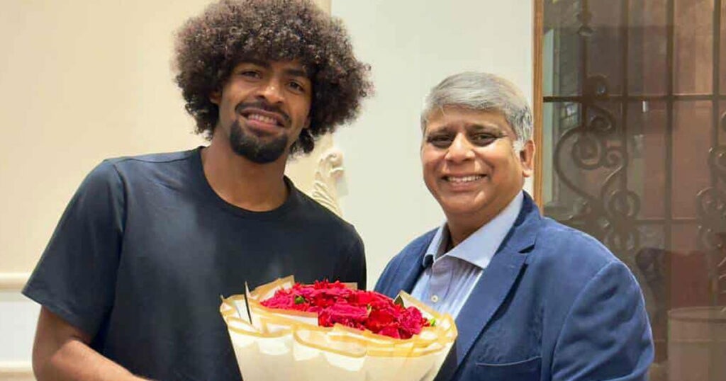 দুই ম্যাচ খেলতে অবশেষে ঢাকায় পৌঁছেছেন হামজা