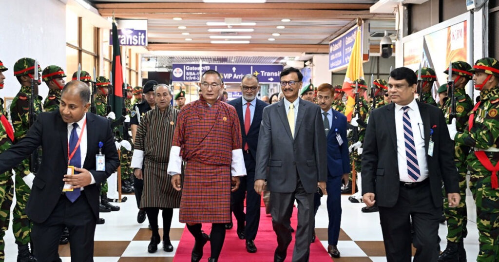 দুদিনের রাষ্ট্রীয় সফর শেষে ঢাকা ত্যাগ করেছেন ভুটানের প্রধানমন্ত্রী