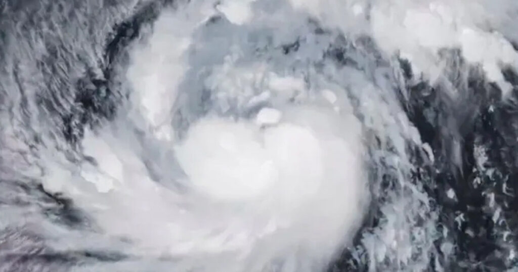 ধেয়ে আসছে সুপার টাইফুন ফাং-ওয়াং ধেয়ে আসছে সুপার টাইফুন ফাং-ওয়াং