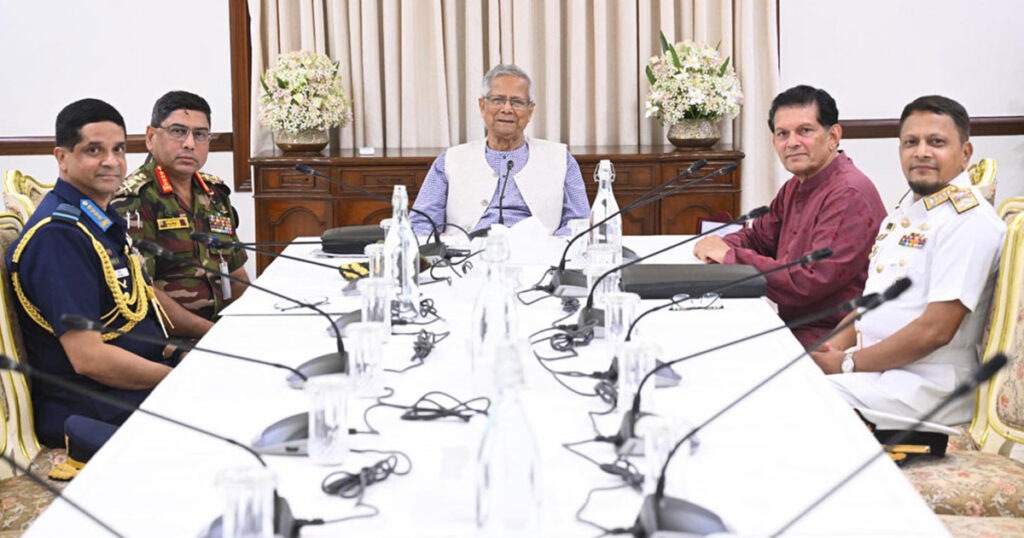 প্রধান উপদেষ্টার সঙ্গে তিন বাহিনী প্রধানের সাক্ষাৎ, নির্বাচনের প্রস্তুতি নিয়ে আলোচনা