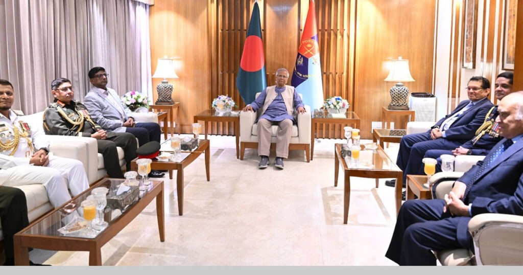 প্রধান উপদেষ্টার সঙ্গে তিন বাহিনীর