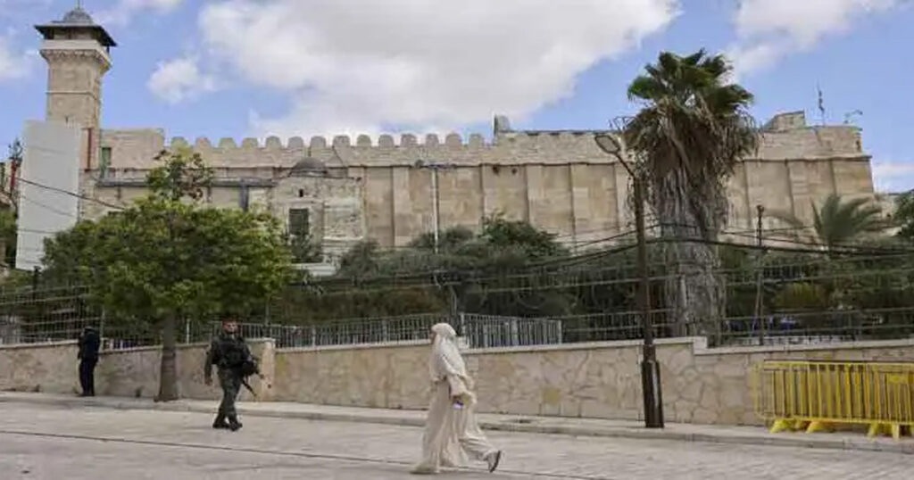ফিলিস্তিনের ঐতিহাসিক মসজিদ বন্ধ করে দিলো ইসরায়েল, মুসলিমদের ওপর কারফিউ ফিলিস্তিনের ঐতিহাসিক মসজিদ বন্ধ করে দিলো ইসরায়েল, মুসলিমদের ওপর কারফিউ
