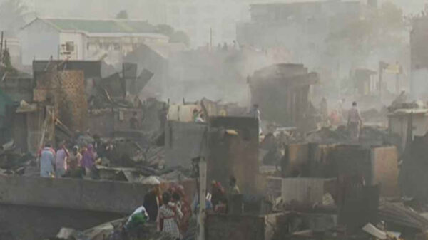 ভোরের আলোয় স্পষ্ট হলো কড়াইল বস্তির আগুনের ক্ষত