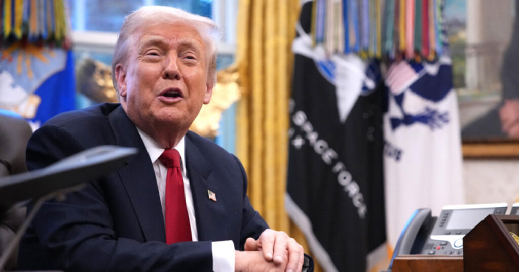 যুদ্ধ বন্ধে ইউক্রেনের ওপর চাপ বাড়াচ্ছেন ট্রাম্প