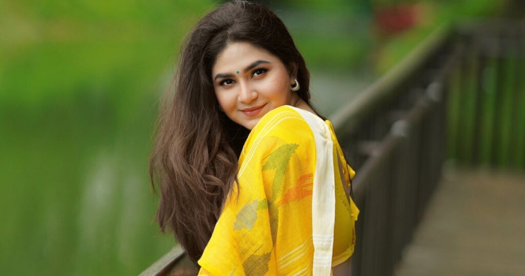 হলুদ শাড়িতে খোলা চুলে ক্যামেরাবন্দী স্পর্শিয়া