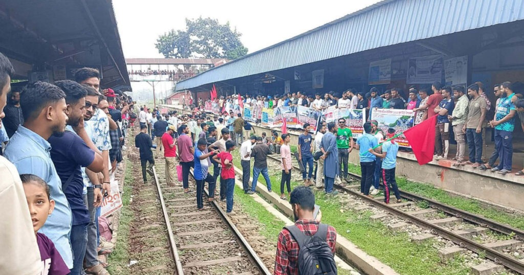 ৮ দফা দাবিতে সিলেটে রেলপথ অবরোধ, ট্রেন যাত্রায় বিলম্ব