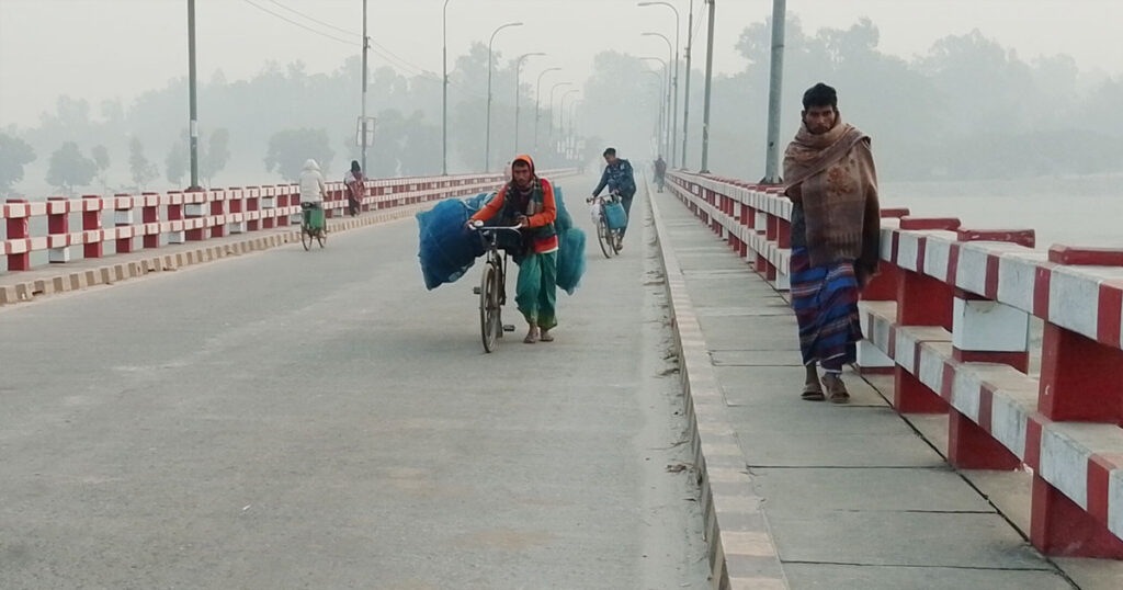 কুড়িগ্রামে সর্বনিম্ন তাপমাত্রা ১২.৩ ডিগ্রি, শীতে কাঁপছে মানুষ