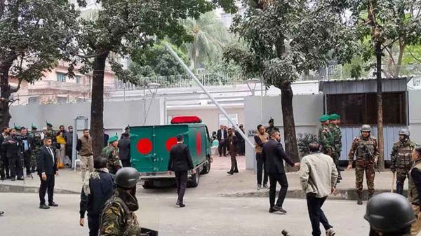 গুলশানে খালেদা জিয়ার মরদেহ, শ্রদ্ধা জানাচ্ছেন স্বজন ও নেতাকর্মীরা