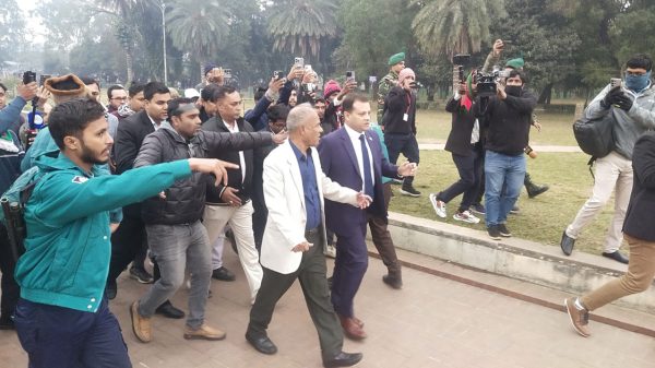 জিয়া উদ্যানে খালেদা জিয়ার কবরের স্থান পরিদর্শনে স্বরাষ্ট্র উপদেষ্টা