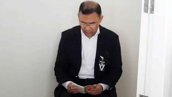 মায়ের মরদেহের পাশে কোরআন তেলাওয়াত করছেন তারেক রহমান