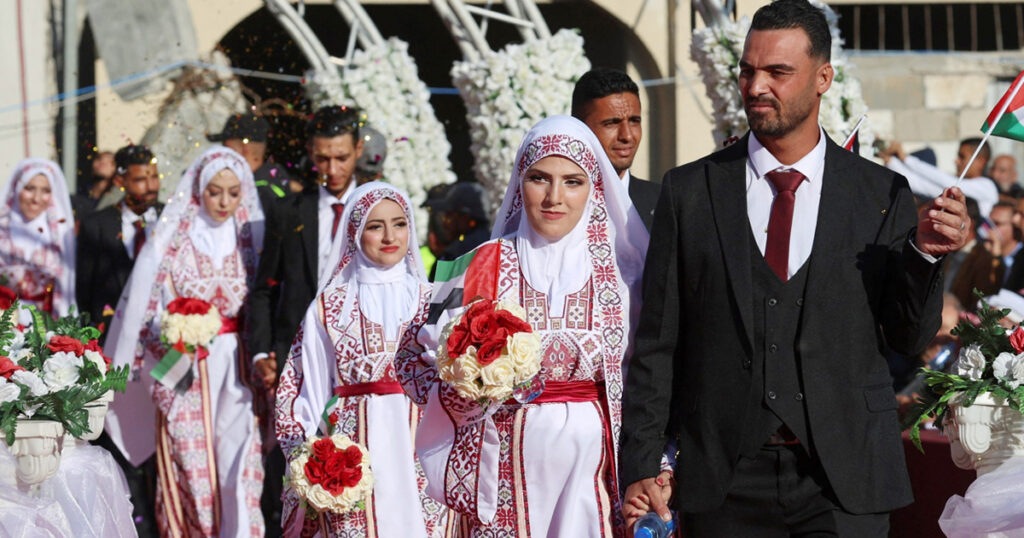 যুদ্ধবিধ্বস্ত গাজায় ৫৪ দম্পতির গণবিয়ে