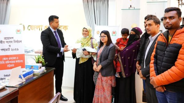 সড়কের পাশে উদ্ধার হওয়া ২ শিশুর দায়িত্ব নিলেন চট্টগ্রাম ডিসি