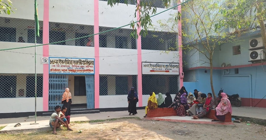 সারাদেশে চলছে প্রাথমিক বিদ্যালয়ে