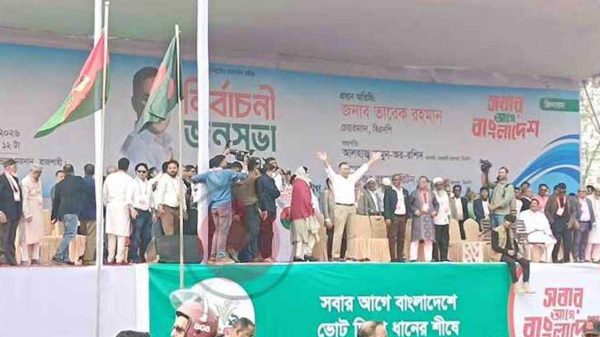 রাজশাহীতে সমাবেশ মঞ্চে তারেক রহমান, নেতাকর্মীদের ঢল