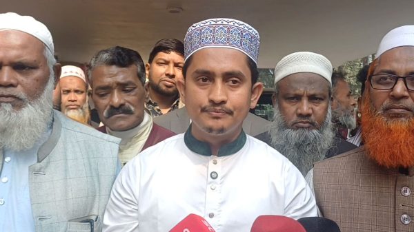 তারেক রহমান কার্ড দেখিয়ে ভোট চাইছেন, যা আচরণবিধি লঙ্ঘন: সারজিস আলম