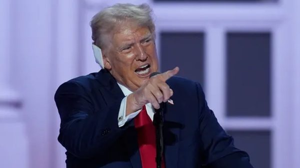 ইরানে বিক্ষোভকারীদের পাশে দাঁড়ানোর হুমকি ট্রাম্পের