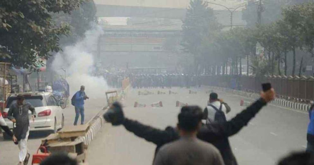 কারওয়ান বাজারে পুলিশের সঙ্গে মোবাইল ব্যবসায়ীদের ধাওয়া-পাল্টা ধাওয়া