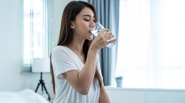 খালি পেটে পানি খাওয়ার ৯ উপকারিতা