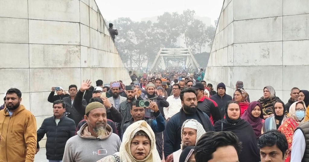 খালেদা জিয়ার কবর জিয়ারত করতে নেতাকর্মীদের ঢল
