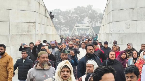 খালেদা জিয়ার কবর জিয়ারত করতে নেতাকর্মীদের ঢল