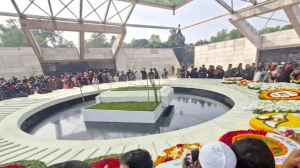 খালেদা জিয়ার সমাধিতে শ্রদ্ধা জানাতে আজও মানুষের ঢল