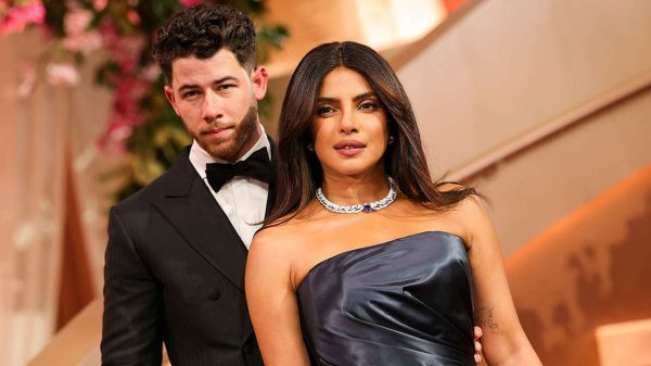 গোল্ডেন গ্লোবসে স্বামীকে নিয়ে রোম্যান্স, আলোচনায় প্রিয়াঙ্কা