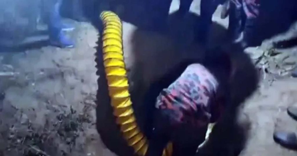 চট্টগ্রামে গভীর নলকূপের গর্তে পড়ে যাওয়া শিশু উদ্ধার