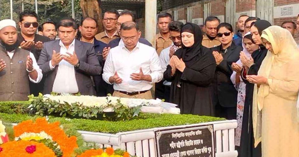 ছোট ভাইয়ের কবর জিয়ারত করলেন তারেক রহমান