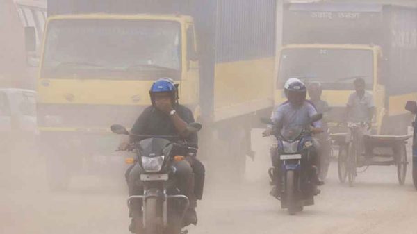 দূষিত শহরের তালিকায় আজ শীর্ষে ঢাকা