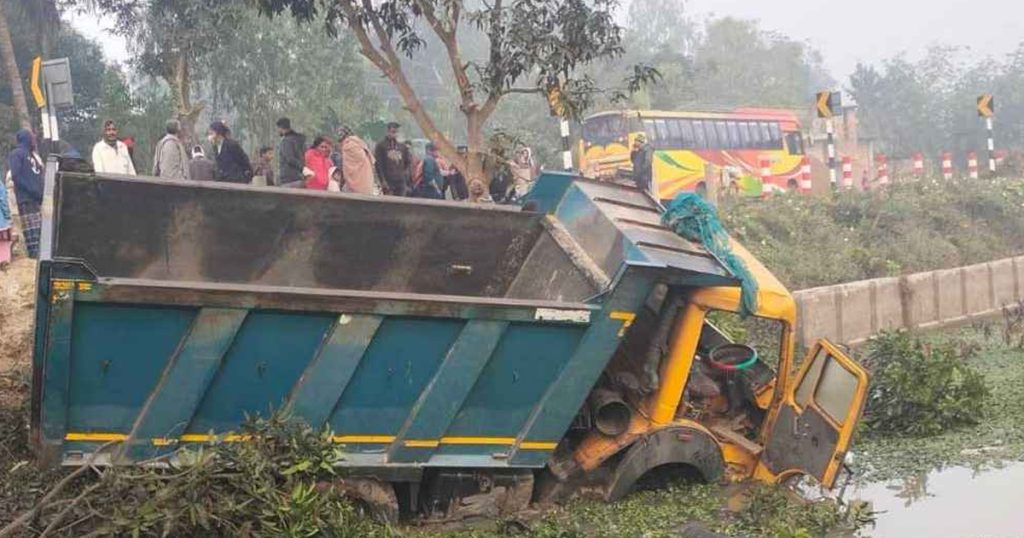 নওগাঁয় ডাম্প ট্রাকের চাপায় নিহত ৫